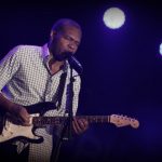 Met vijf Grammy Awards op zak, een resem aan wereldhits ('Right next door’, 'Don’t be afraid of the dark’ en 'Smoking gun’, …), twaalf miljoen verkochte albums en duizenden uitverkochte concerten in heel de wereld, behoort Robert Cray tot de absolute internationale bluestop. De legendarische zanger/gitarist uit Texas bemachtigde daarom ook een plaatsje in de Blues Hall of Fame. Robert Cray werkte samen met onder meer Eric Clapton, Stevie Ray Vaughan, Bonnie Raitt en John Lee Hooker. De stijl? Smooth blues en tijdloze r&b. "Funky, Cool and Bad”, omschrijft Robert Cray zelf zijn laatste album. That’s What I Heard, verscheen eind februari 2020. Met dit album zet de band de muziek van Curtis Mayfield, Bobby "Blue” Bland, The Sensational Nightingales en veel meer in de spotlights. Daarnaast bevat het album nog vier originele, zelfgeschreven songs. Het album is een mooie mix van blues, soul, boogaloo en gospel en bevat enkele verrassende gastmuzikanten zoals Steve Perry en Ray Parker Jr. Cray’s vorige Belgische concerten (in De Roma, Het Depot, C-Mine, De Casino) waren in een mum van tijd uitverkocht. Wie er toen bij was, weet dat het publiek maar niet genoeg kreeg van zijn machtig gitaarspel. En het dak ging er meermaals af toen ze uitpakten met hun tijdloze hit uit 1986 'Right Next Door’.