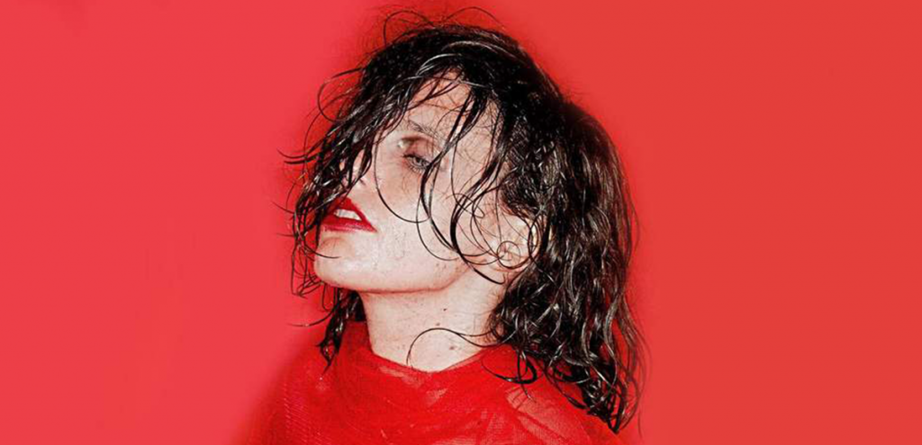 , Anna Calvi  doet Trix bloeden!