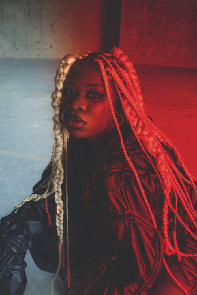 Coely deelt krachtige videoclip bij ‘Run It Up’